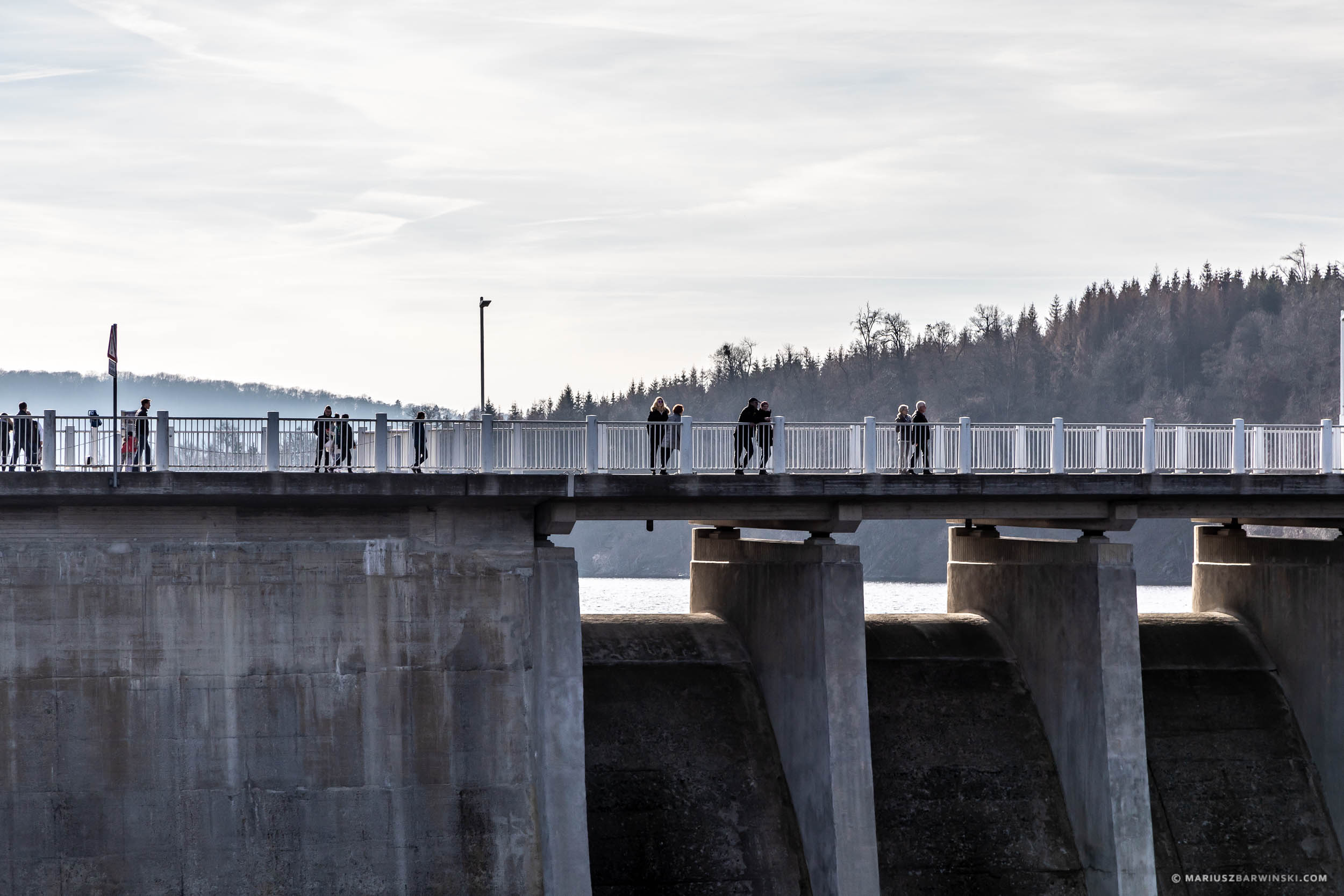 Walking on the Rappbode dam. Harz Mountains. Germany. Spacer po tamie Rappbode.