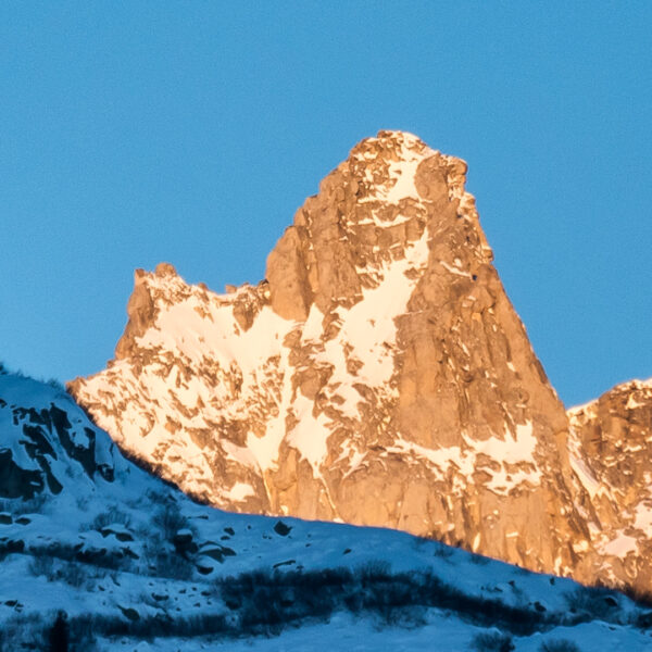 Oświetlone górskie zbocza w Dolomitach - obrazek 3