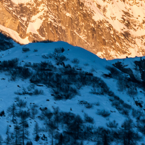 Oświetlone górskie zbocza w Dolomitach - obrazek 2