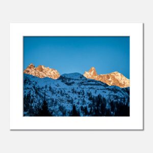 Oświetlone górskie zbocza w Dolomitach